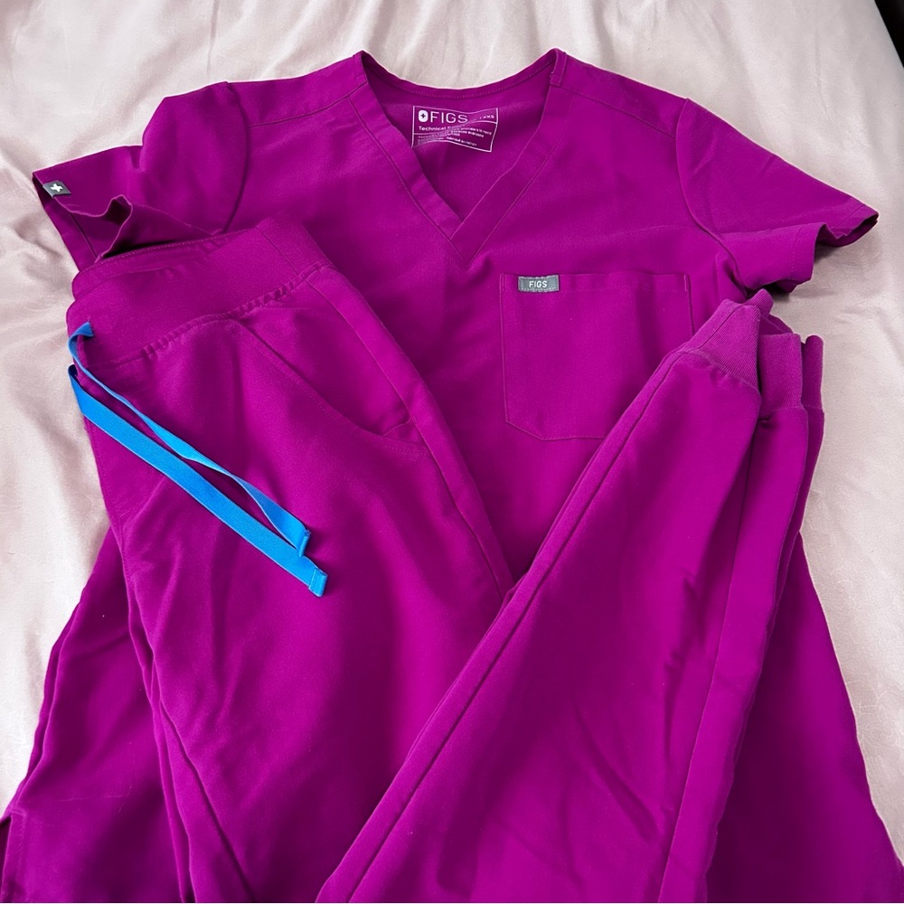 FIGS - Magenta Women's Scrub Set